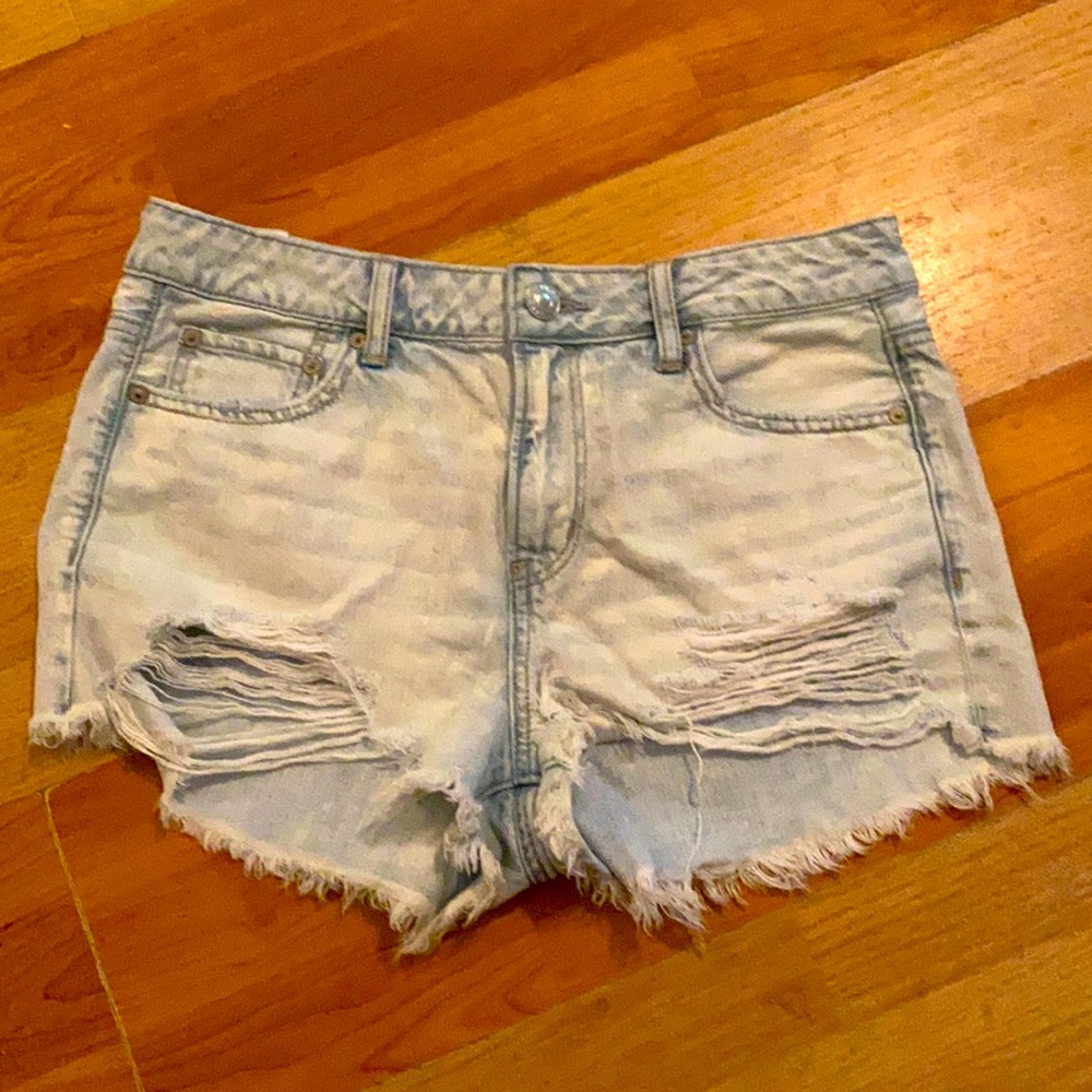 AMERICAN EAGLE distressed cut off shorts